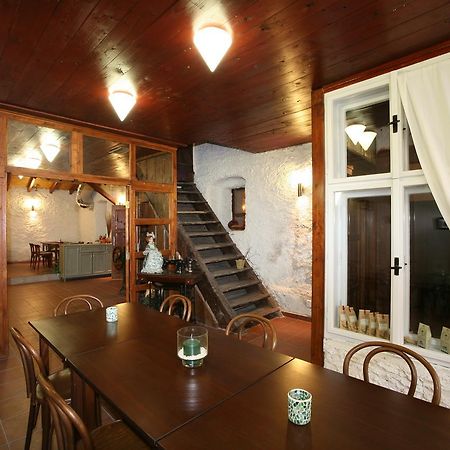 Hotel U Cerneho Orla Kostelec nad Cernymi Lesy Екстер'єр фото