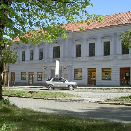 Hotel U Cerneho Orla Kostelec nad Cernymi Lesy Екстер'єр фото