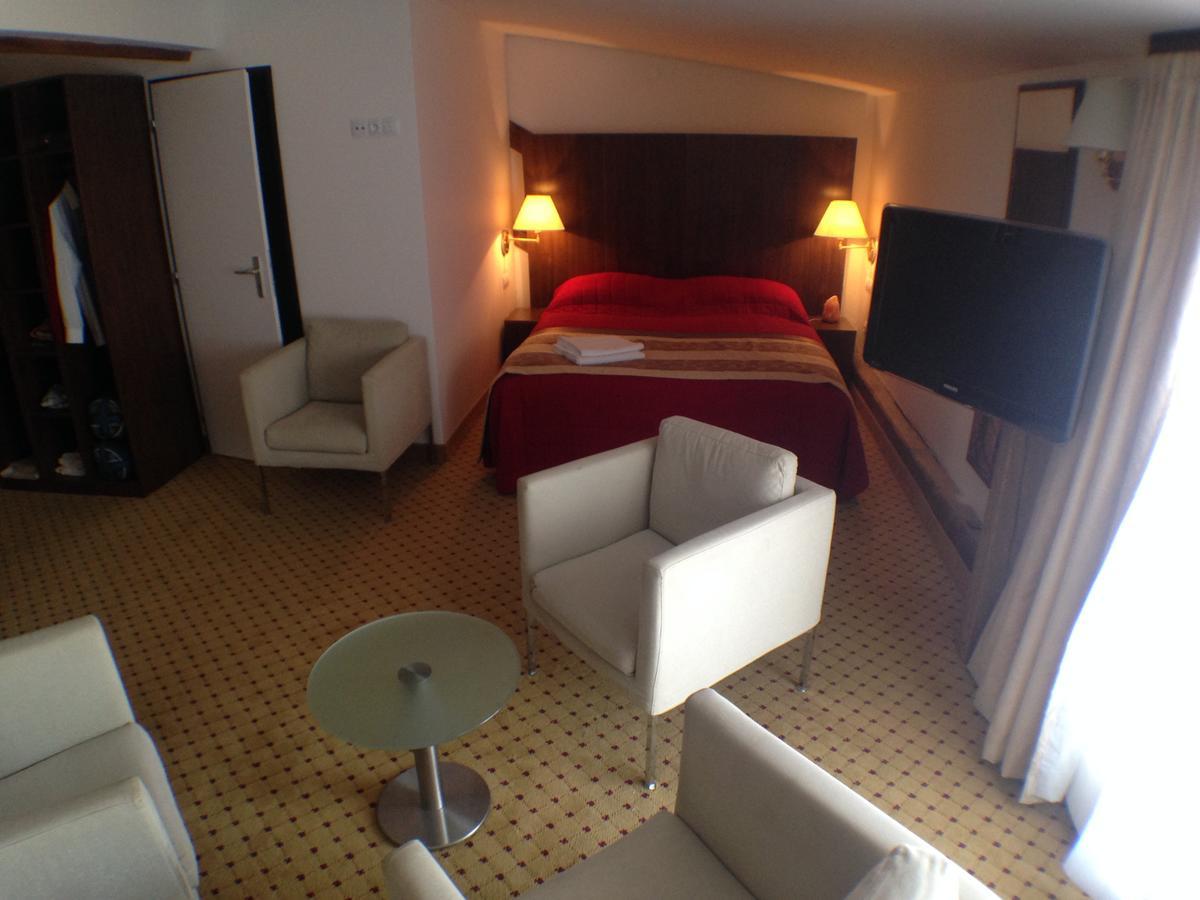 Hotel U Cerneho Orla Kostelec nad Cernymi Lesy Екстер'єр фото