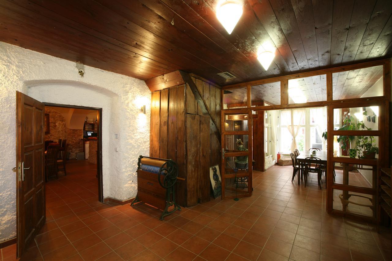 Hotel U Cerneho Orla Kostelec nad Cernymi Lesy Екстер'єр фото