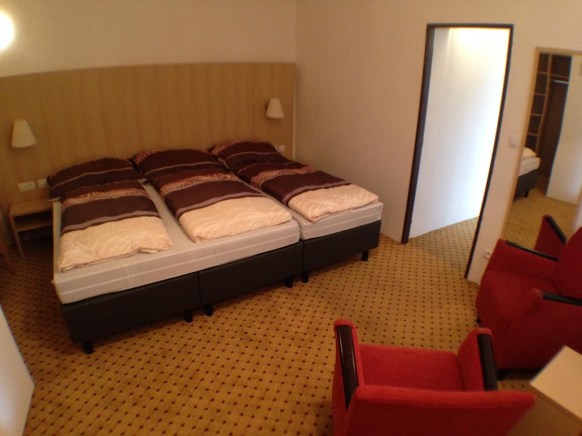 Hotel U Cerneho Orla Kostelec nad Cernymi Lesy Екстер'єр фото
