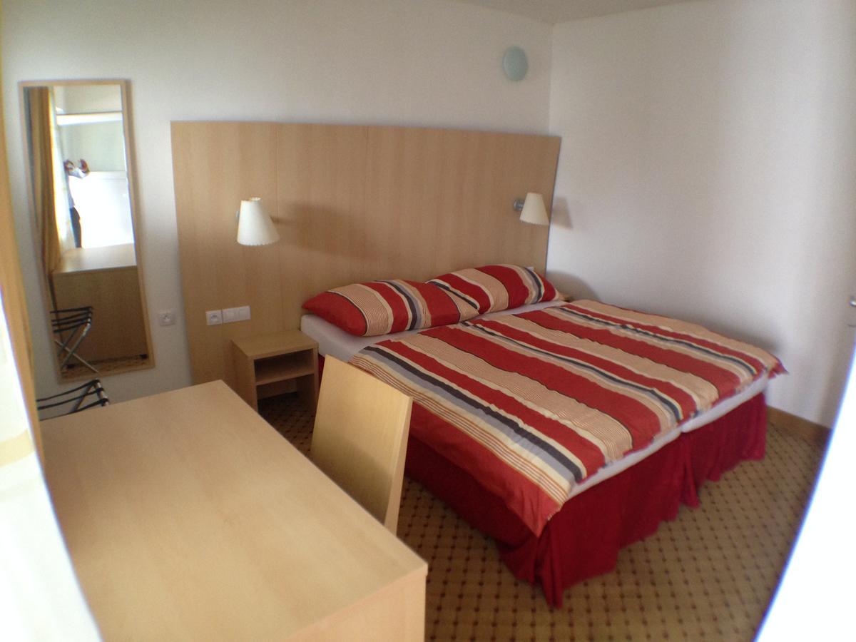 Hotel U Cerneho Orla Kostelec nad Cernymi Lesy Екстер'єр фото