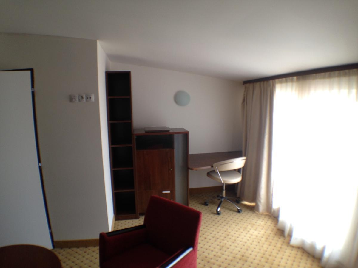 Hotel U Cerneho Orla Kostelec nad Cernymi Lesy Екстер'єр фото