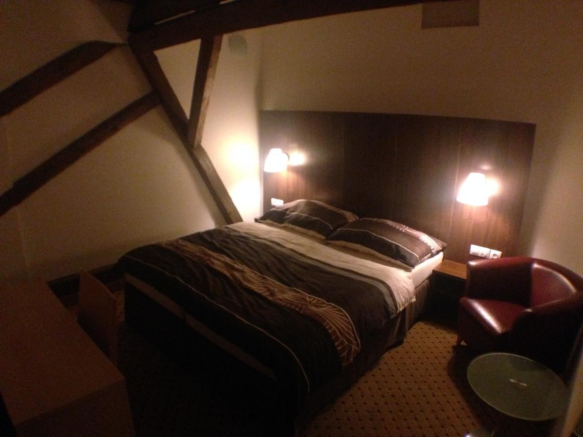 Hotel U Cerneho Orla Kostelec nad Cernymi Lesy Екстер'єр фото