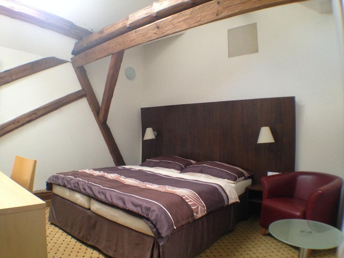 Hotel U Cerneho Orla Kostelec nad Cernymi Lesy Екстер'єр фото