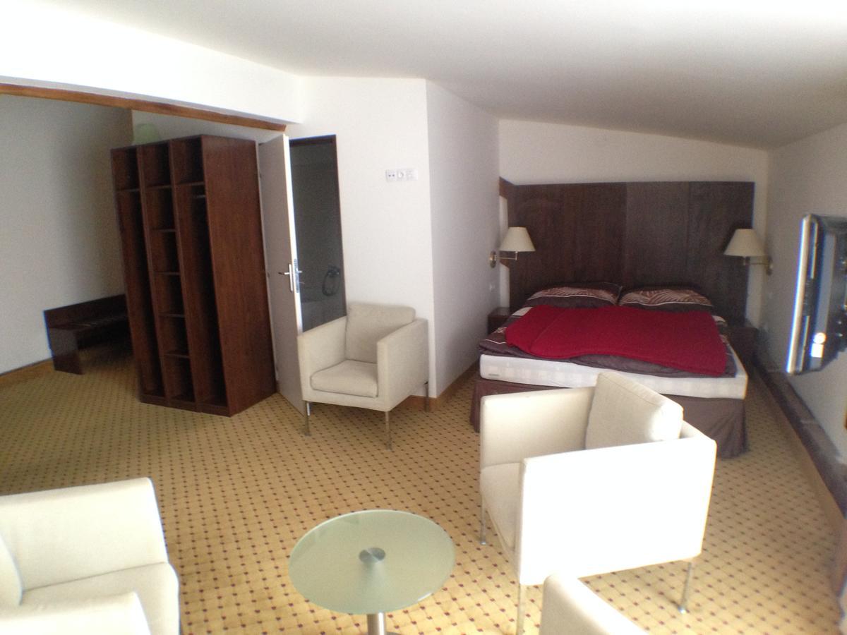 Hotel U Cerneho Orla Kostelec nad Cernymi Lesy Екстер'єр фото