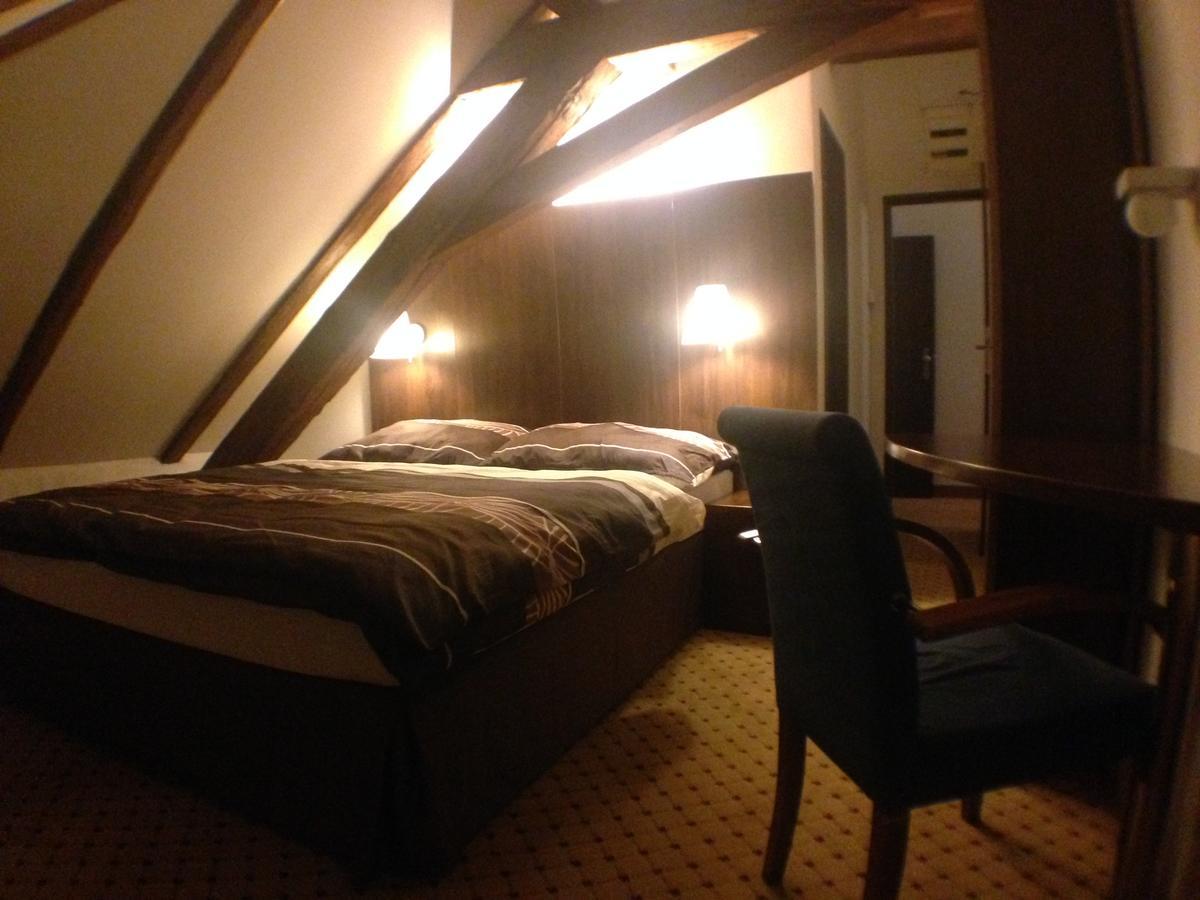 Hotel U Cerneho Orla Kostelec nad Cernymi Lesy Екстер'єр фото
