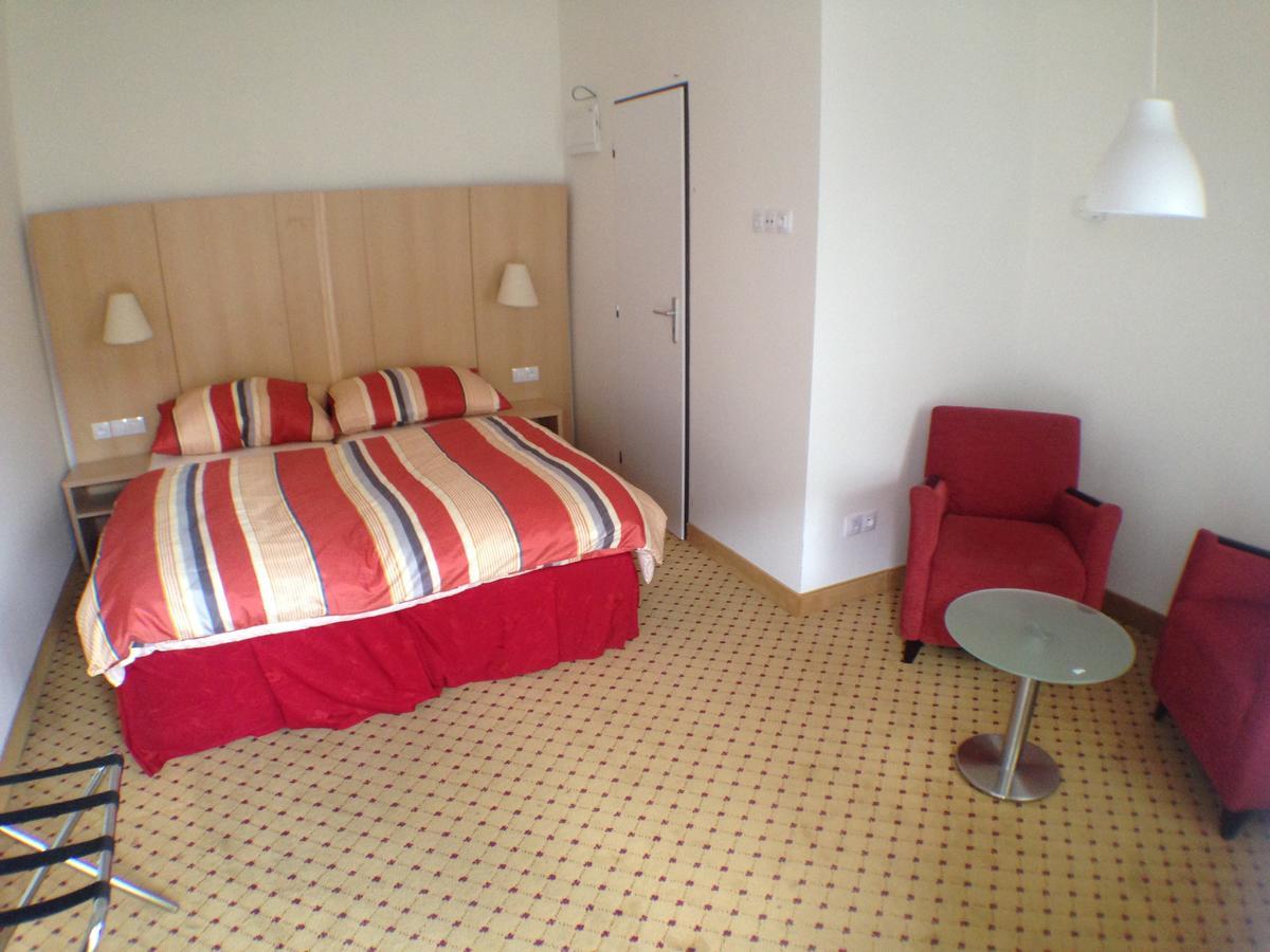 Hotel U Cerneho Orla Kostelec nad Cernymi Lesy Екстер'єр фото
