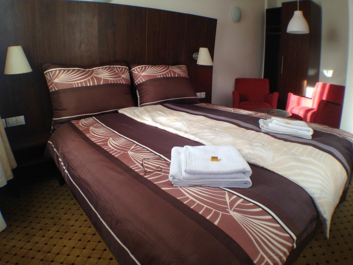 Hotel U Cerneho Orla Kostelec nad Cernymi Lesy Екстер'єр фото