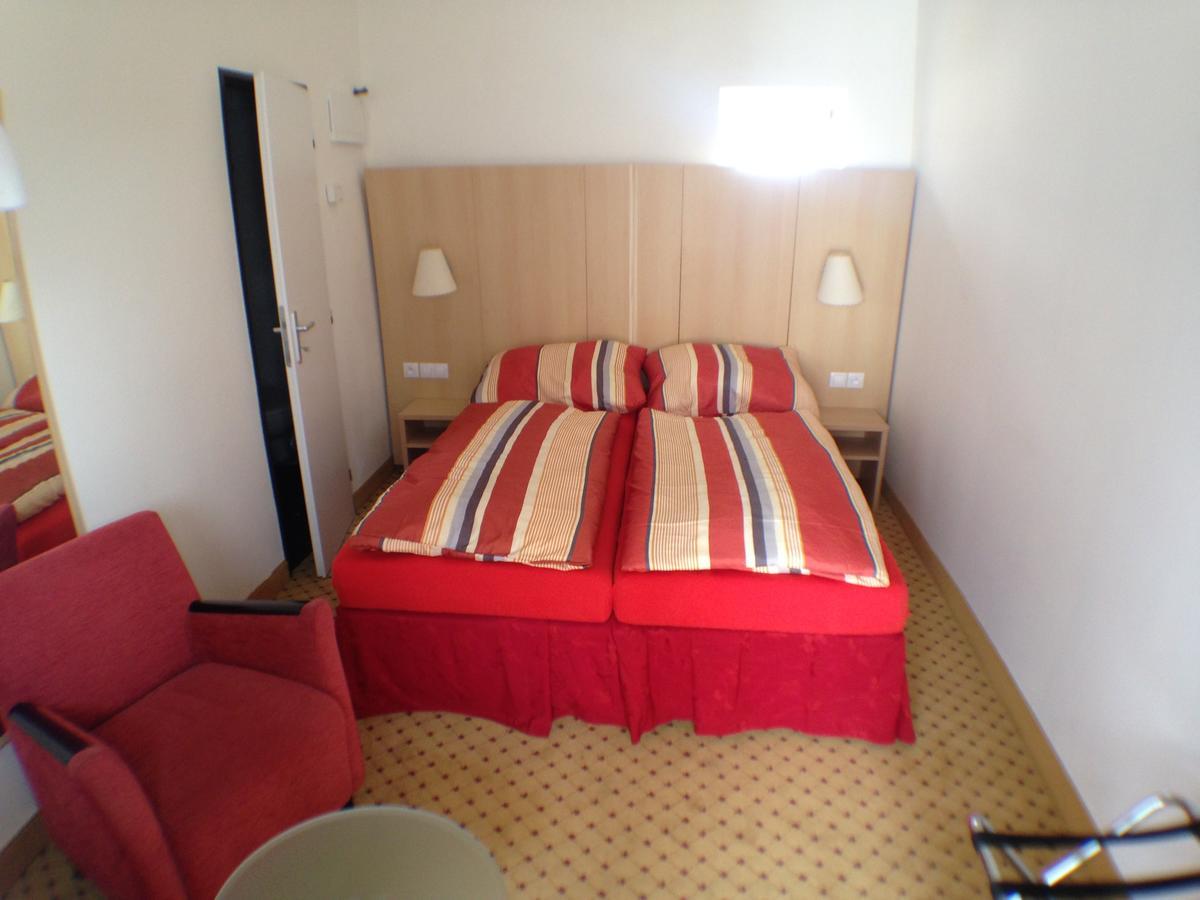 Hotel U Cerneho Orla Kostelec nad Cernymi Lesy Екстер'єр фото