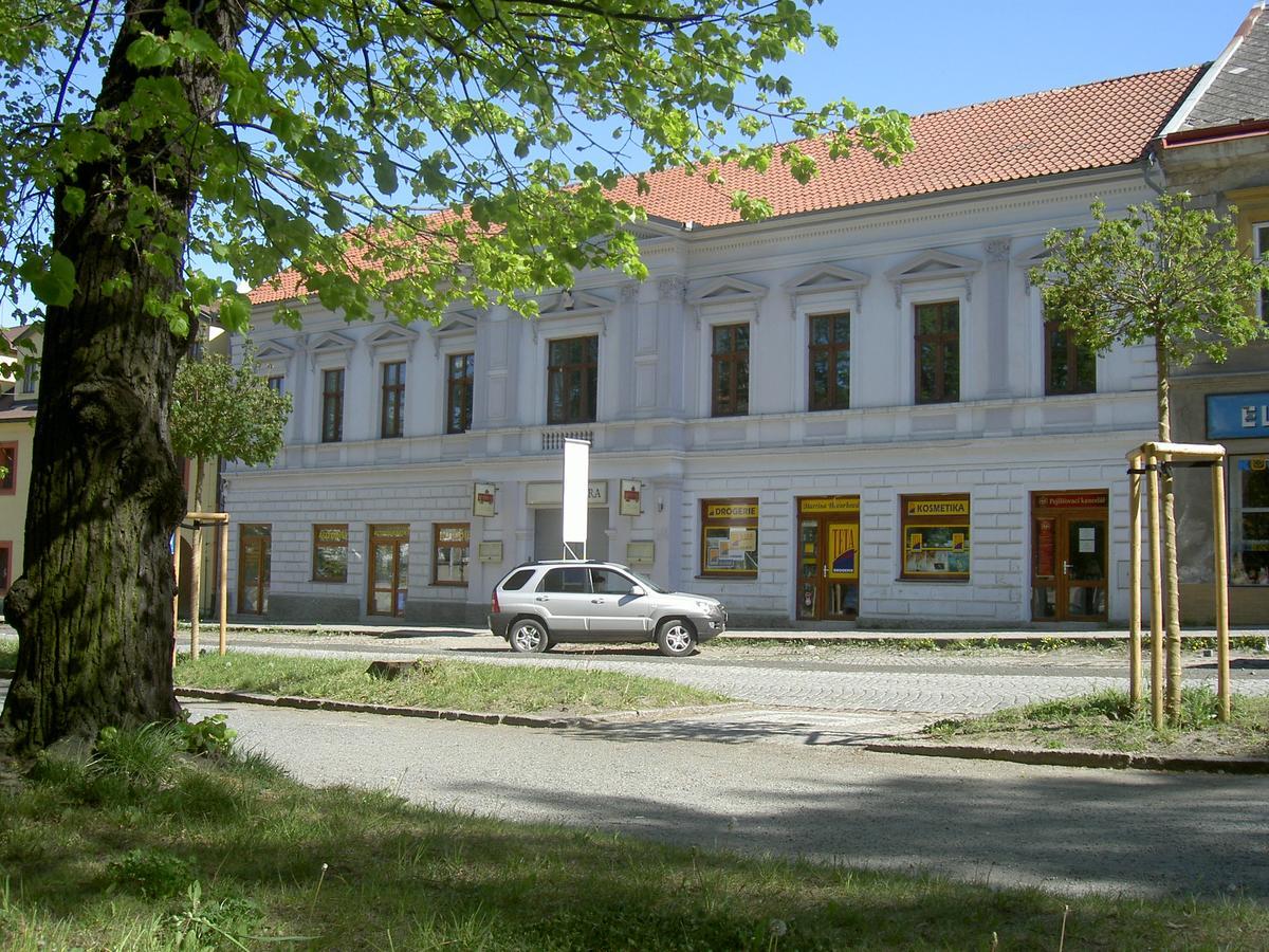 Hotel U Cerneho Orla Kostelec nad Cernymi Lesy Екстер'єр фото