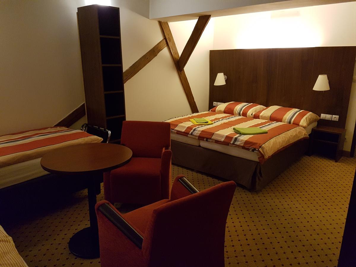 Hotel U Cerneho Orla Kostelec nad Cernymi Lesy Екстер'єр фото
