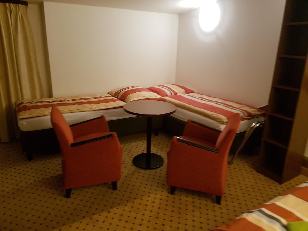 Hotel U Cerneho Orla Kostelec nad Cernymi Lesy Екстер'єр фото