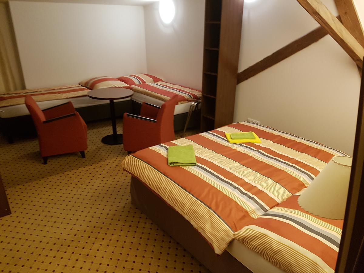 Hotel U Cerneho Orla Kostelec nad Cernymi Lesy Екстер'єр фото