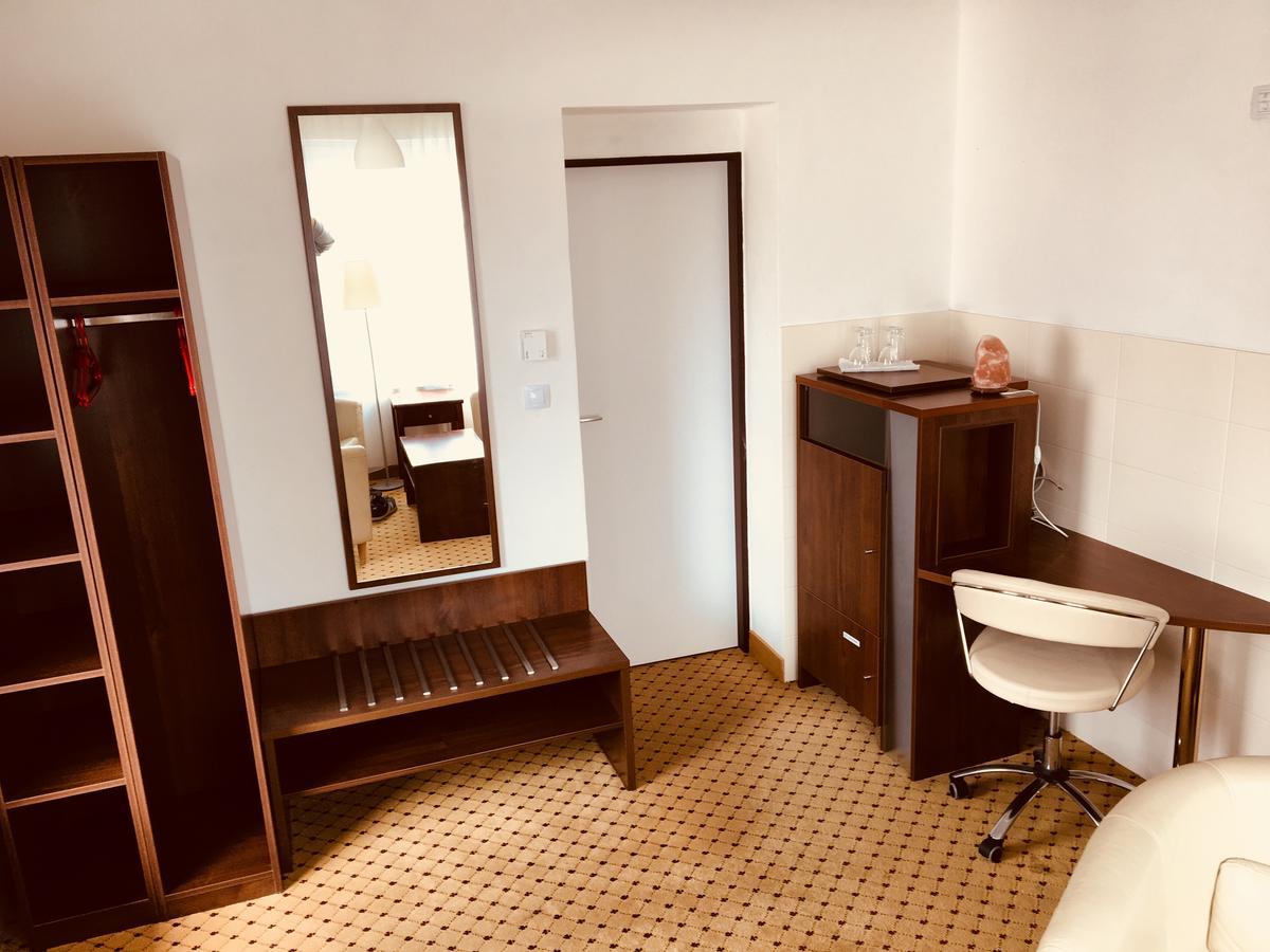 Hotel U Cerneho Orla Kostelec nad Cernymi Lesy Екстер'єр фото