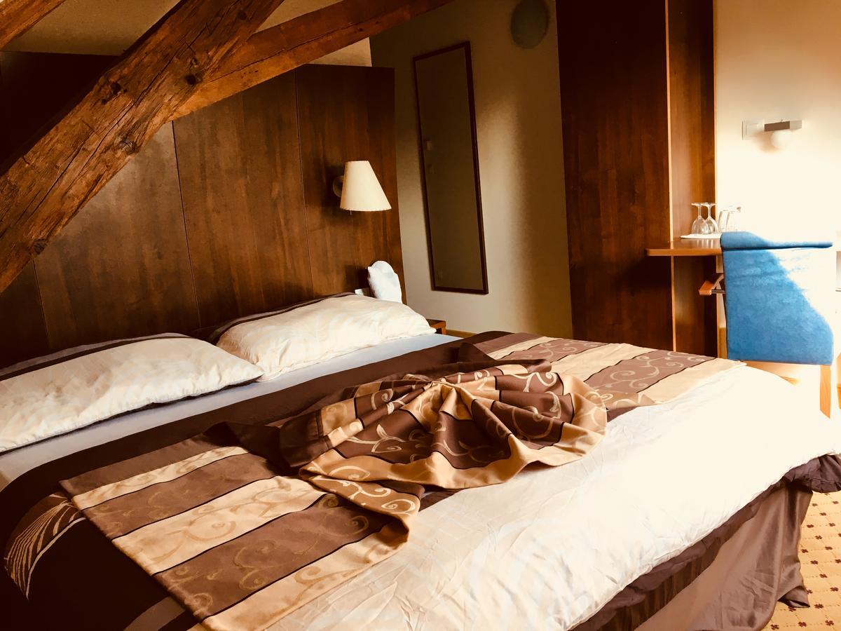Hotel U Cerneho Orla Kostelec nad Cernymi Lesy Екстер'єр фото