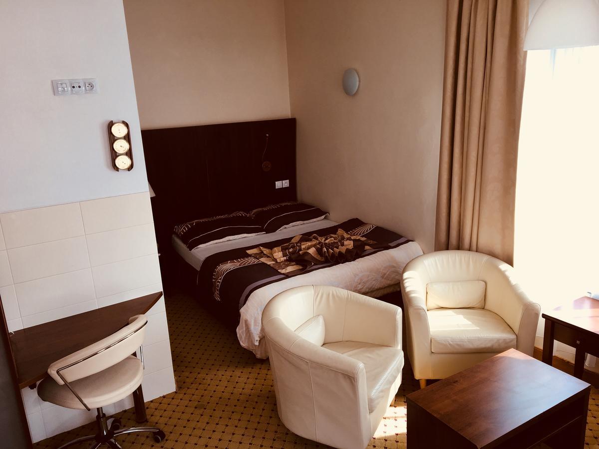 Hotel U Cerneho Orla Kostelec nad Cernymi Lesy Екстер'єр фото