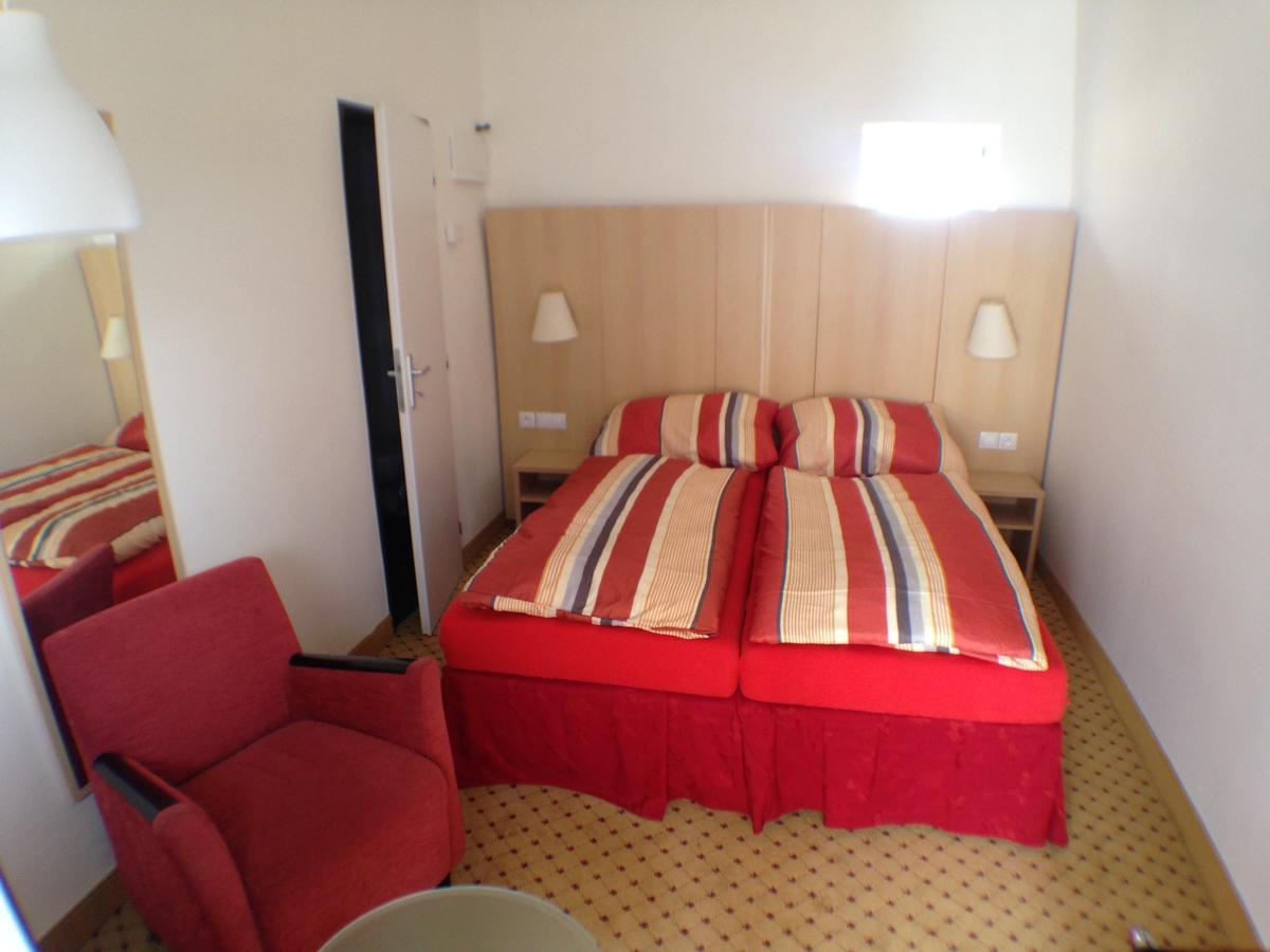 Hotel U Cerneho Orla Kostelec nad Cernymi Lesy Екстер'єр фото