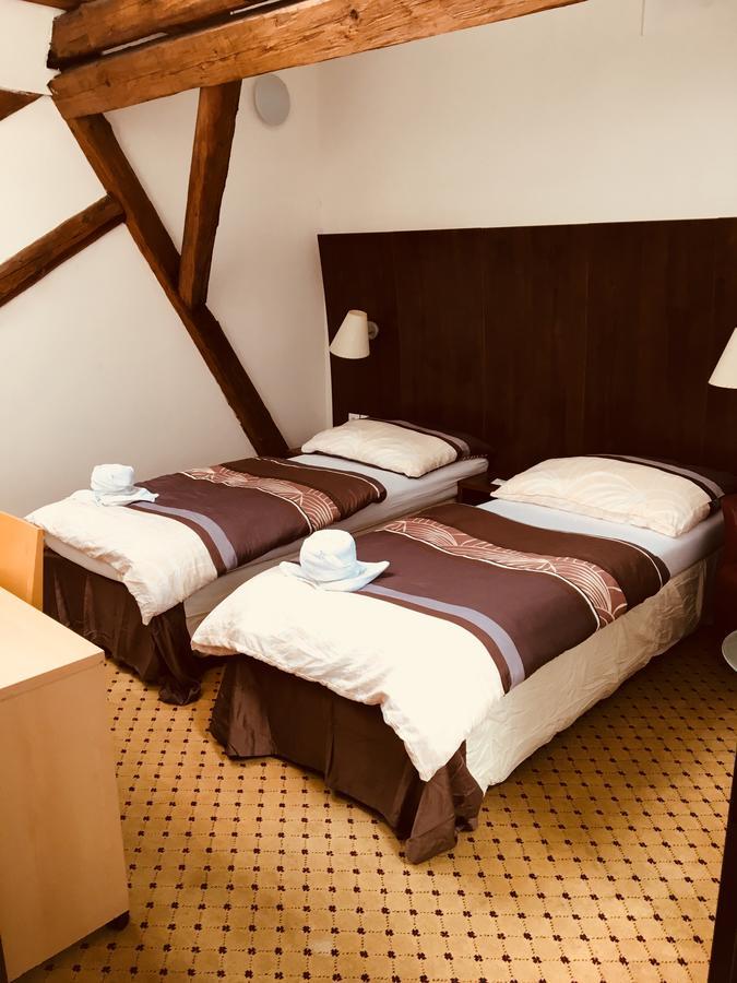 Hotel U Cerneho Orla Kostelec nad Cernymi Lesy Екстер'єр фото