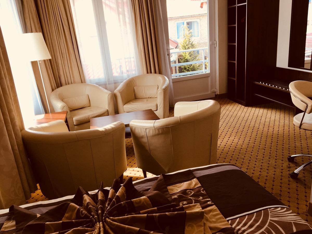Hotel U Cerneho Orla Kostelec nad Cernymi Lesy Екстер'єр фото