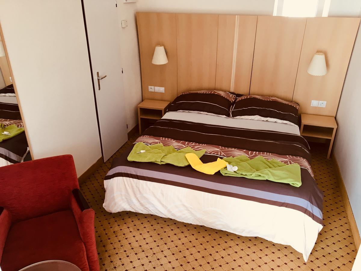 Hotel U Cerneho Orla Kostelec nad Cernymi Lesy Екстер'єр фото