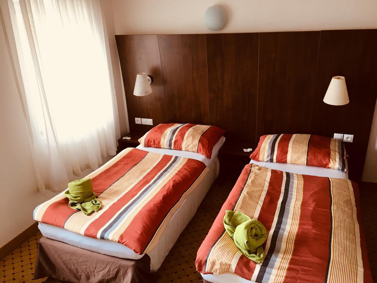 Hotel U Cerneho Orla Kostelec nad Cernymi Lesy Екстер'єр фото