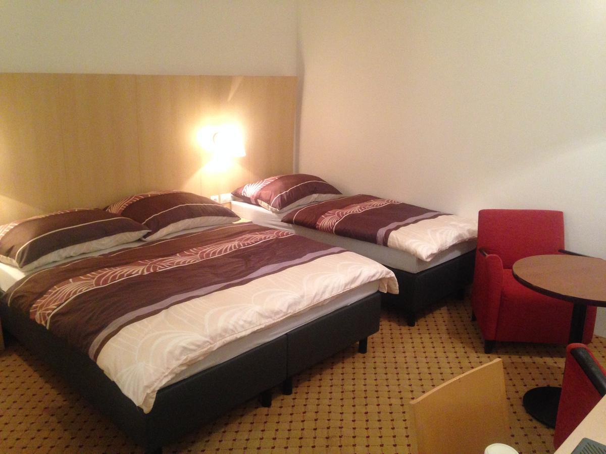 Hotel U Cerneho Orla Kostelec nad Cernymi Lesy Екстер'єр фото